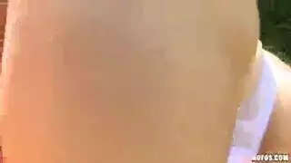 حفلة جنس جماعي في حديقة عامة: عاهرة شقراء تأخذ قضيب تركي بعمق