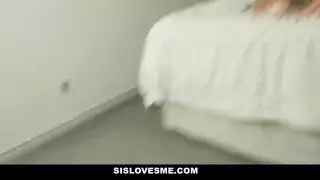 فتاتان وقحتان تمصان وتضاجعان قضيب شاب محظوظ