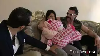 سكس مترجم اب يعاقب ابنته بضربها ع طيزها