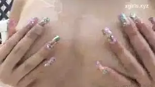 فرك كامل للجسم إيروتيكي يؤدي إلى جنس صريح بين شقراوتين