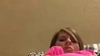 يلعب هو وصديقته لعبت الغنيضه مترجم