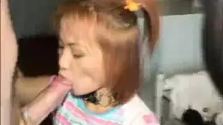 جميلة سمراء صغيرة تأخذ قضيب آسيوي ضخم