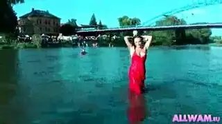 جنس خارجي صريح: حوريتان ممتلئتان تتبادلان الأدوار على لعبة جنسية عملاقة