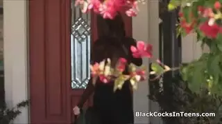 شؤون قانونية تتحول لإباحية: محامية تأخذ زبًا أسمر ضخم من زبونها