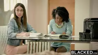 بي بي سي يتمدد في كس ضيق في مشهد جنسي صريح