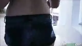 شابة شقراء تتعرض لاختراق مزدوج بقضيبين كبيرين