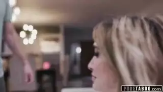 كاميرا خفية: أنجيلا وايت تستمني لمشاهدة زوجين يمارسان الجنس قبل الانضمام إلى فيلمهم الإباحي