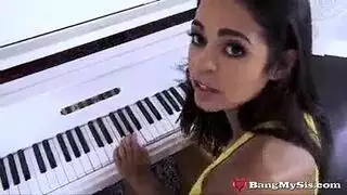 يحتك مع اخته فوق ملابس