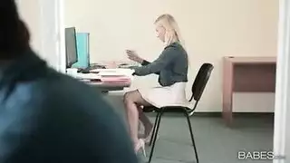 بعد ذهاب امه للعمل تذهب له صديقتها لينيكها