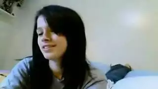 امرأة ناضجة سمراء تشارك في علاقة جنسية جماعية صريحة مع رجلين أسودين