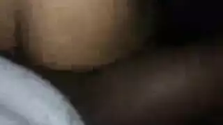 فتاة آسيوية صغيرة تأخذ قضيبًا صعبًا وتحبه
