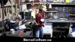 جنس في ورشة الميكانيكي: عاهرات متشاجرات يتم اختراقهن مزدوجًا