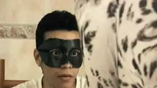 أفلام إكس: انحناء فوق المنضدة بقميص نوم حريري