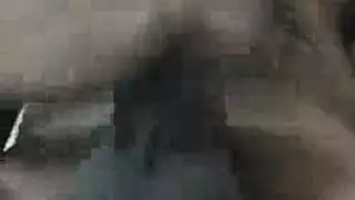 جنس على جانب المنحدر: هولي مايكلز تظهر أثداءها الضخمة وتأخذ قضيبًا