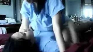 جنس في السيارة: غريب يداعب عاهرة البلدة في العلن مقطع صريح