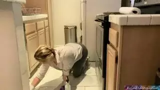 نيك زوجة الأب تتظاهر بالتعثر في الفرن لممارسة جنس محارم