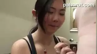 الشقراء الجميلة تتراجع إلى ركبتيها من أجل قضمة الحلق