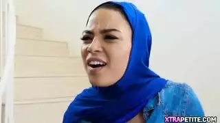 فيلم إباحي: فتاة عربية محجبة تتوسل من أجل زب أمريكي