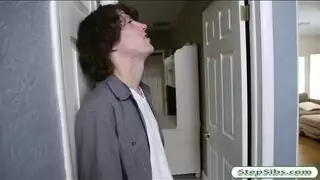 سمراء ملكة الجنس الفموي تلعق قضيب رجلها