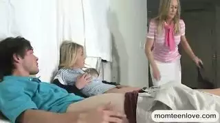 شباب مثيرون يتبادلون الشركاء ويمارسون الجنس الصعب في أفلام جنسية مثلية