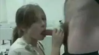 شقراء هواة في مشهد إباحي صريح تمص القضيب مثل المحترفة وترتجف أوراكها من الشهوة