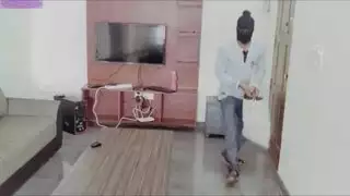 أم ممتلئة الجسم تتعرض لتخريب قاسي لحفرة ضيقة