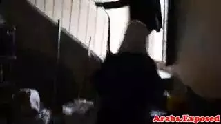 عربية محجبة تبلع زب بعمق في فمها