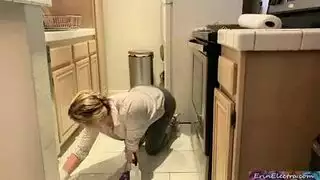 milf تتظاهر بالسقوط وتملأها السائل المنوي