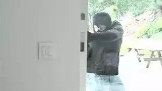 اللص يطلب الدفع جنسياً: شرج قاسي وبلع عميق للحلق