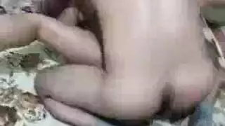 زوجة ساخنة تم تقاسمها: ديوث عربي يصور جلسة جنس جماعي لزوجته