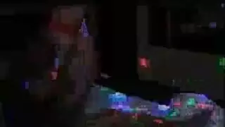 عنف أمريكي: سمراء تحصل على ثقب مزدوج وتُغطى بالسائل