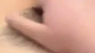 ‫شقراء قصيرة الشعر تكشف عن شقها الوردي المبلل المتقطر‬