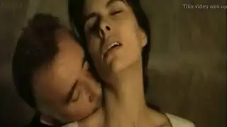 جانسي يمارس الجنس بقوة مع الملكة فدوي في مشهد صريح