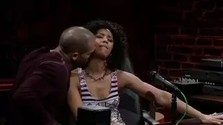 جماع إباحي: ضخ مؤخرة كبيرة لفتاة راديو