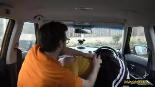 مشتاق للمعلمة: ابن يضرب أمه خلال دروس سيارة خاصة