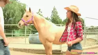 عطش شرجي لمراهقة: عاهرة صغيرة تأخذ أداة ضخمة لفلاح في طيزها