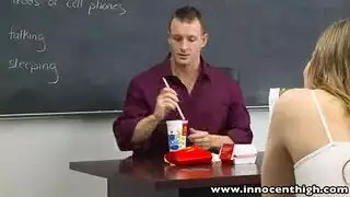 طالبة الجامعة الصهباء ذات الشعر الأحمر تمارس الجنس مع المعلم الممحون