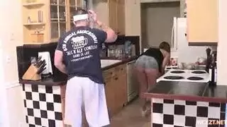 أخ يمارس الجنس مع أخته بقوة بعد إزالة ملابسها