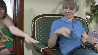 جميلة روسية ناضجة تتوسل لجماع شرجي عميق وجنس قاسٍ على الكاميرا