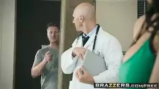 الطبيب ينيك الزوجة الخائنة في مكتبه