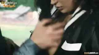 سرقة خادمة ميلف تتحول إلى جلسة بورن عنيف