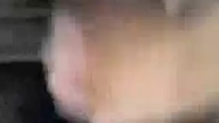 عمود سميك شاب يمارس العادة السرية حتى يفرغ تماماً