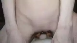 عاهرة معدومة تلبس زي الأب لجلسة بورن في المنزل