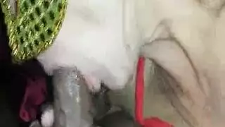 فتاة ذات كس مشعر تقوم بتدليك بالثدي قبل جنس إباحي مكثف