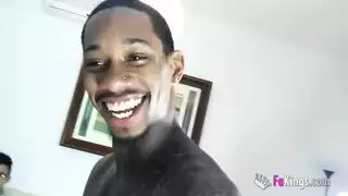 فتاة شقراء تأخذ عدة قضبان في جماع جماعي مختلط الأعراق