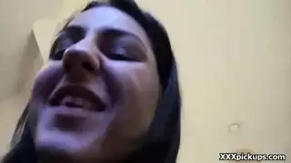 رحلة الفتاة التشيكية العاهرة الجامحة: تمتلئ قبل أن تخدم قضيبه الصلب