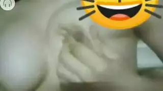 إباحية المكالمة المرئية: أسماء تستمني مباشرة لعشيقها عبر الإنترنت